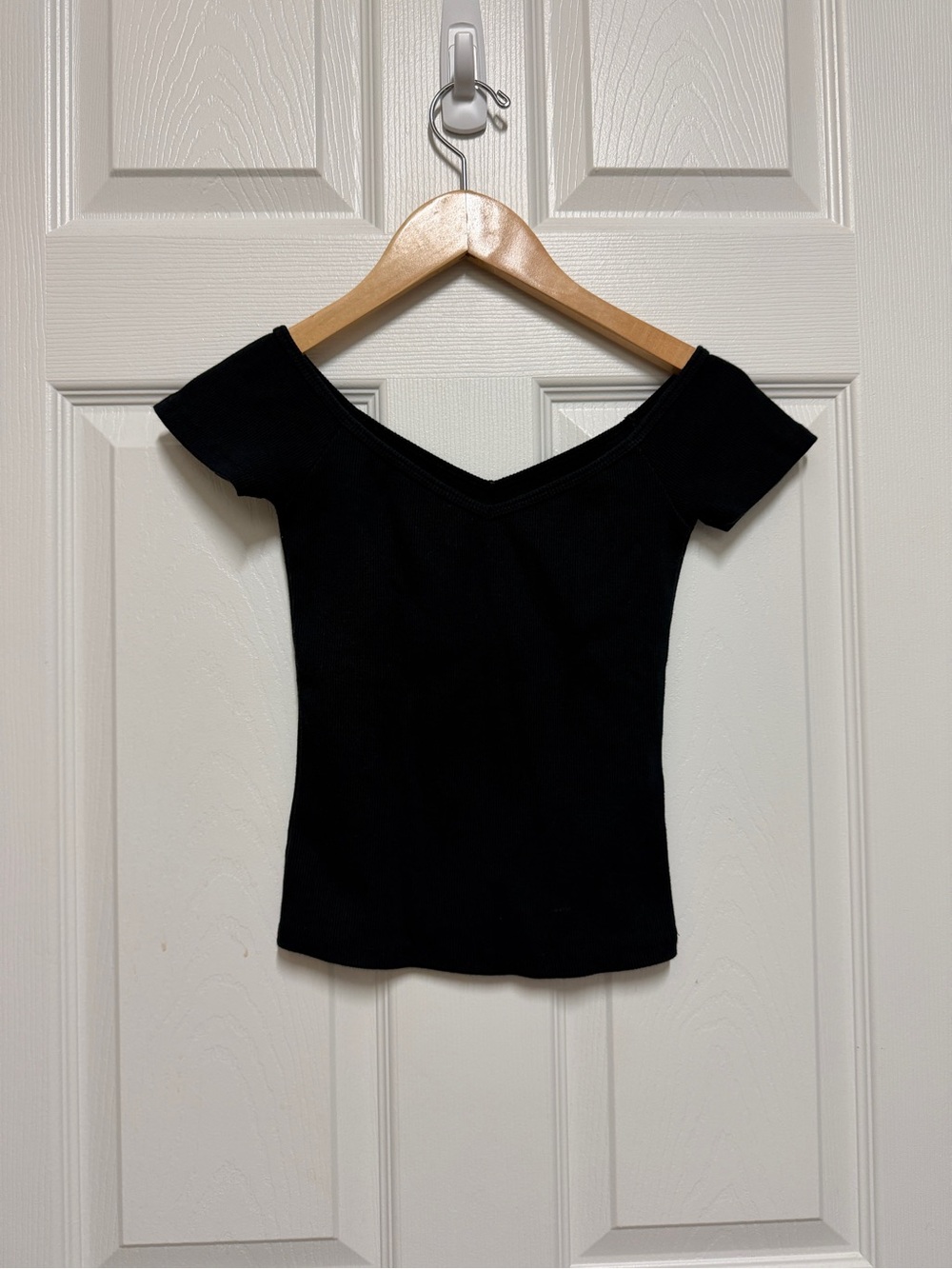 Abercrombie & Fitch Black Ribbed Off-Shoulder Tee Cropped